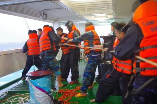 Cứu kịp thời 2 tàu cá cùng 18 ngư dân gặp nạn trên biển