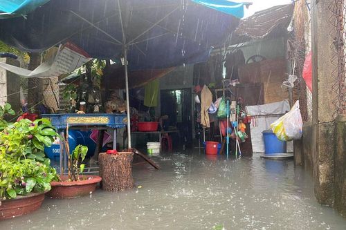 Nhiều nhà dân ở Đà Nẵng ngập sâu do mưa lớn