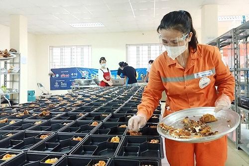 Công nhân điện lực nấu 30 nghìn suất cơm tặng người dân Thủ đô