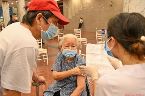 Nhiều quận, huyện của Hà Nội hoàn thành tiêm mũi 1 vaccine phòng Covid-19