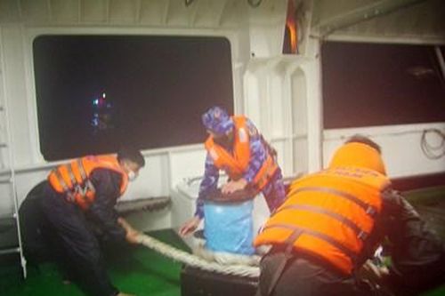 Cứu thành công tàu cá ĐNa0494 và 13 thuyền viên bị nạn trên biển