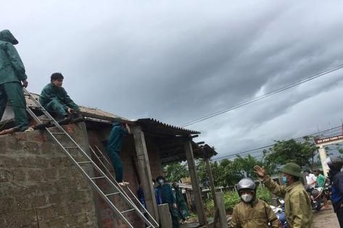 Gần 50 ngôi nhà ở Quảng Trị bị tốc mái, một số khu vực bị chia cắt