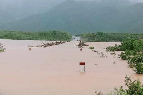 Quảng Trị: Hàng chục ngôi nhà bị tốc mái, nhiều khu vực ở miền núi bị chia cắt