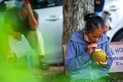 Người dân mua bánh, nước lọc đến 'cố thủ' hàng giờ đồng hồ để được tiêm vắc xin