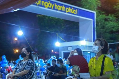 Hà Nội: Quyết tâm 100% người dân Thủ đô tiêm mũi 1, nhiều điểm tiêm chủng 'xuyên đêm'