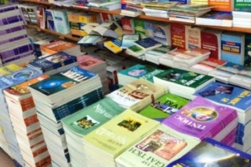 Phụ huynh chật vật tìm mua dụng cụ học tập cho con