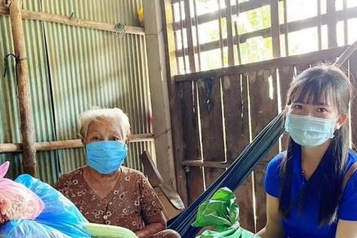 Bà con rưng rưng xúc động khi được trao tận tay nhu yếu phẩm mùa dịch