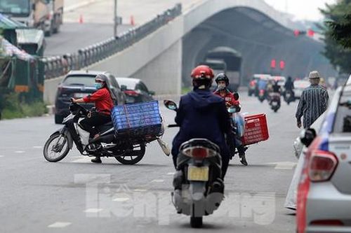 Xe máy nườm nượp đi ngược chiều 'né' chốt kiểm soát khu vực ra vào 'vùng đỏ' của Hà Nội