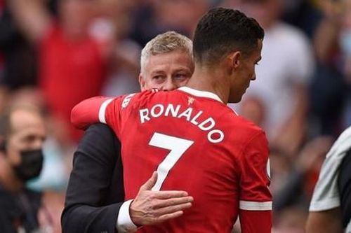 Ronaldo rực sáng, HLV Solskjaer mừng 'như bắt được vàng'