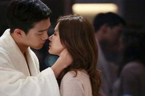 Mới cưới chưa lâu, vợ trẻ nhẫn tâm lừa chồng rồi mang tình cũ về tận nhà chung sống