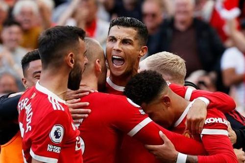 HLV MU phải 'xin phép' Ronaldo khi thay học trò ra sân