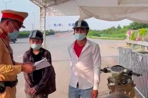 Phát hiện đôi nam nữ dùng nhiều giấy tờ đóng dấu treo qua chốt 'vùng đỏ'