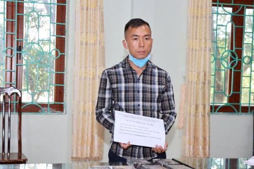 Bắt đối tượng 'cõng thuê' 10 bánh heroin