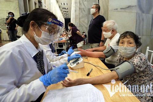 Hai 'đầu tàu' Hà Nội và TP.HCM khởi động lại cùng nhịp