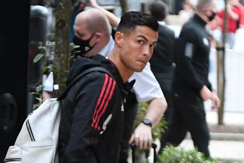 Ronaldo 'họp nóng' toàn đội MU để… giới thiệu bản thân!