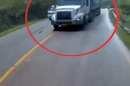 Nóng trên đường: Những pha 'cướp đường' khó đỡ