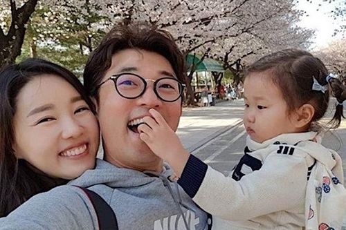 'Hoàng tử' Ahn Jae Wook tuổi 50: Hạnh phúc bên vợ đẹp và 2 con