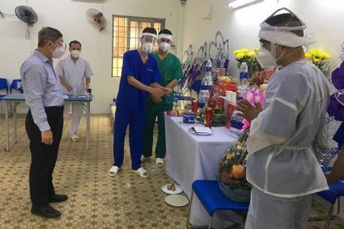 Mẹ mất nơi quê nhà, giảng viên điều dưỡng lập bàn thờ ở tâm dịch TP.HCM