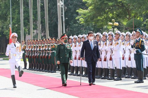 Bộ trưởng Phan Văn Giang đón Bộ trưởng Quốc phòng Nhật Bản Kishi Nobuo
