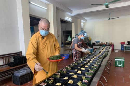 Những nhà tu hành tình nguyện tham gia chống dịch COVID-19