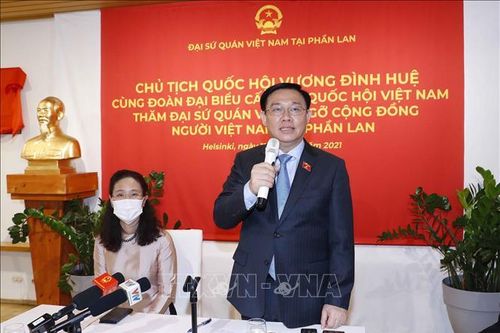 Chủ tịch Quốc hội thăm Đại sứ quán và gặp cộng đồng người Việt Nam tại Phần Lan