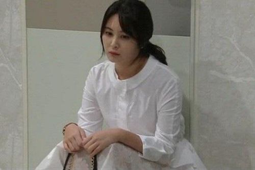 Chưa vào nhà đã nghe tiếng chị chồng lanh lảnh, tôi chết lặng khi mọi bí mật được phơi bày qua lời của chị ấy