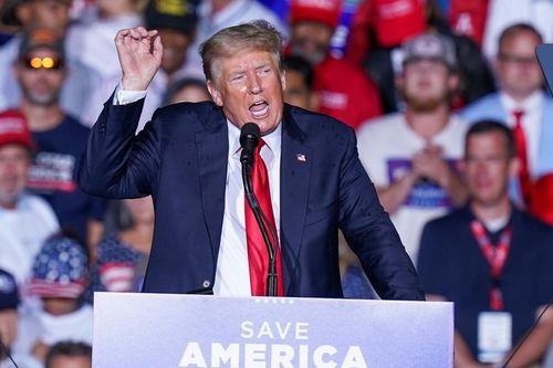 Trump đăng video bêu xấu Tổng thống Biden để mất '85 tỉ USD trang thiết bị' ở Afghanistan