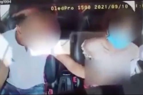'Nhức mắt' tài xế xe khách tay phải lái xe, tay trái lăm le vùng nhạy cảm của cô gái bên cạnh