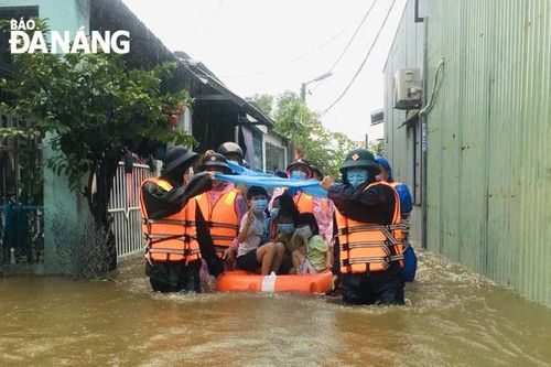 Nhanh chóng hỗ trợ người dân tại các vùng bị ngập úng và có nguy cơ sạt lở