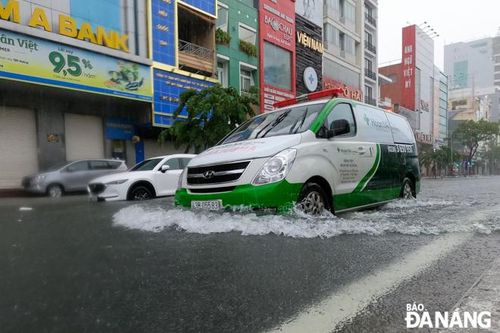Nhiều tuyến đường nội thành ngập sau bão Côn Sơn