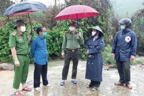 Chính trị - Xã hội Chính trị - Xã hội Nam Đông tập trung liên lạc với những người còn ở lại trong rừng sau bão số 5