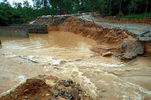 Chính trị - Xã hội Theo dòng thời sự Cầu Huỳnh Lồ sạt lở, Tỉnh lộ 17 qua xã Phong Mỹ bị chia cắt