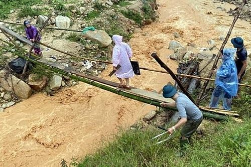 Lực lượng Công an xã bám địa bàn, giúp dân trong mưa lũ