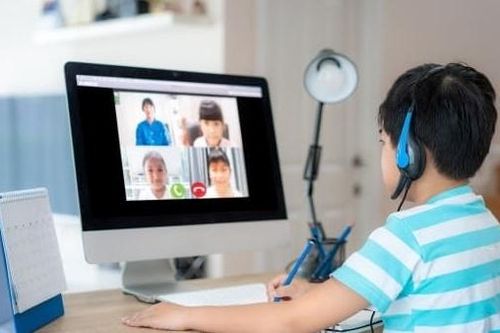 Khoảng 1,5 triệu học sinh nghèo cần hỗ trợ máy tính để học trực tuyến