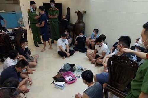 Đột kích sới bạc lúc rạng sáng, tạm giữ hơn 1 tỷ đồng