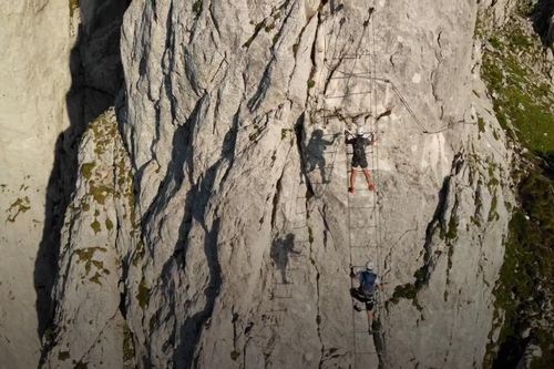 Thót tim với trải nghiệm leo thang cách mặt đất 700m ở Austria