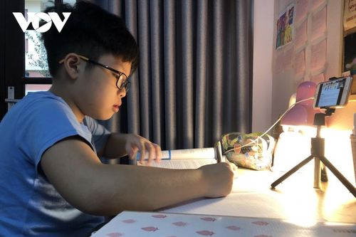 Học sinh tử vong ở nhà khi học online, phụ huynh lo lắng nghỉ làm trông con