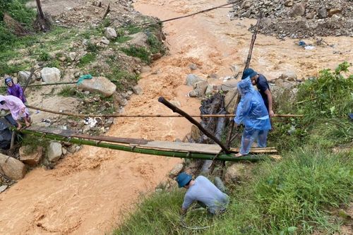 Mưa lớn chia cắt nhiều nơi ở miền Trung - Tây Nguyên, dân di dời khẩn cấp
