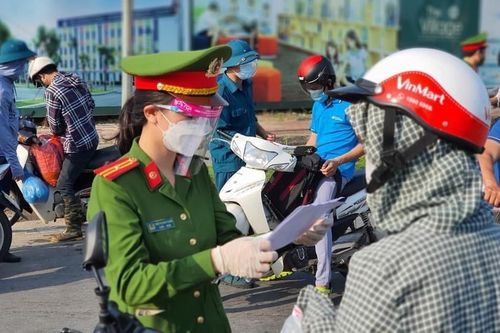 Xử lý người lăng mạ, xúc phạm các lực lượng tại điểm tiêm vaccine ở Hà Nội