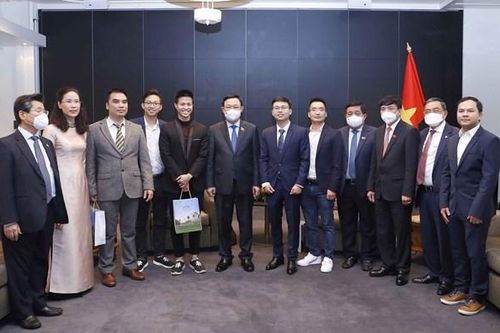 Chủ tịch Quốc hội Vương Đình Huệ tiếp đại diện các doanh nghiệp trẻ người Việt tại Phần Lan