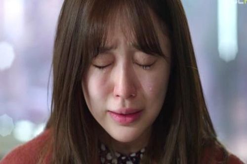 Trước ngày tôi về nhà chồng mới, mẹ chồng cũ trao cho tôi một món quà mà khiến tôi bật khóc