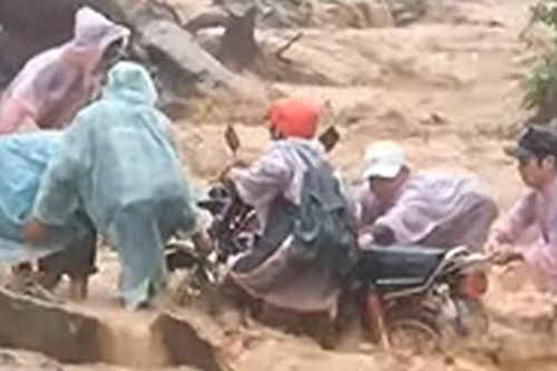 Rùng mình khoảnh khắc người đàn ông đi xe máy vượt qua dòng nước lũ cuồn cuộn