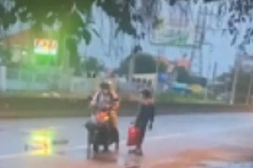 Gặp người đàn ông chân trần giữa trời mưa tầm tã, nam thanh niên lập tức 'quay xe' và có hành động ấm lòng