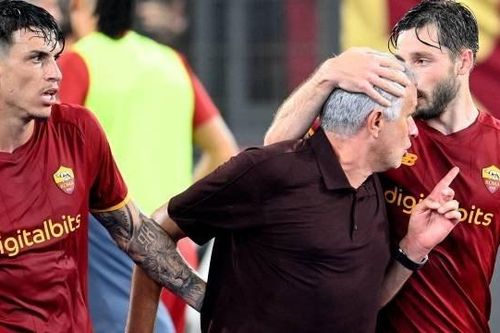 AS Roma thắng thót tim, HLV Mourinho đón hai cột mốc vĩ đại