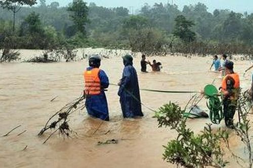 Bộ đội vượt sông để đưa 5 người dân về nhà