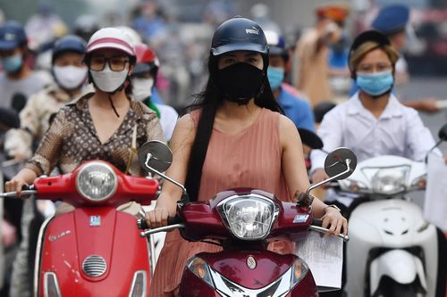 Sáng đầu tuần, đường Hà Nội lại đông đúc xe cộ