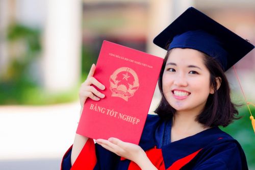 Cô gái nhận bằng thạc sĩ trước khi tốt nghiệp đại học