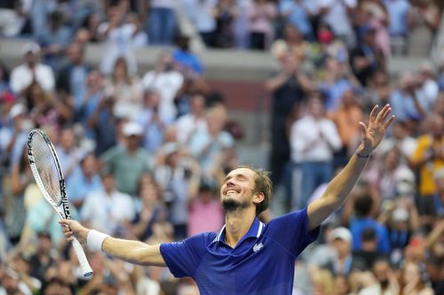 Ngày Medvedev làm lu mờ Djokovic