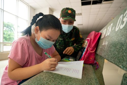 Học sinh lấy ghế đá làm bàn học ở chung cư TP.HCM