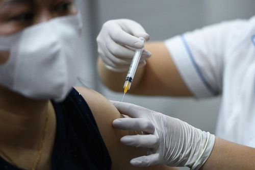 Chuyên gia: TP.HCM nên rút ngắn khoảng cách tiêm 2 mũi AstraZeneca